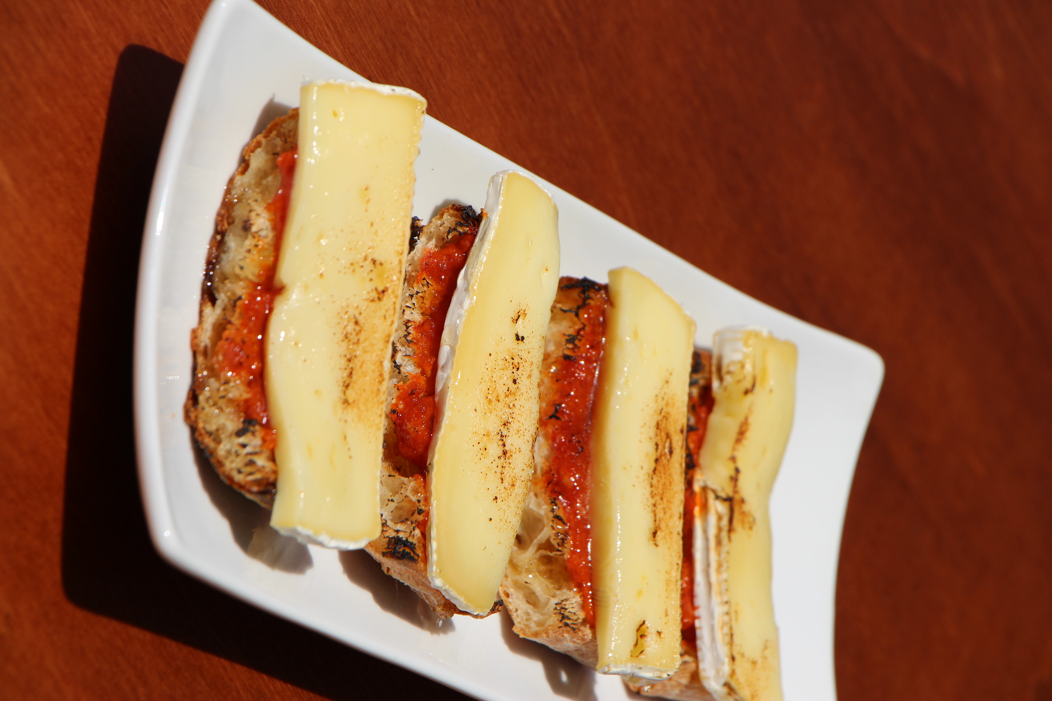 Mestral · torradetes amb brie i sobrassada